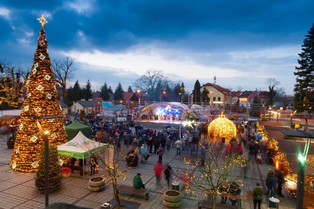Piękne ozdoby świąteczne zdobią beskidzkie miejscowości. Na zdjęciu rynek w Ustroniu.