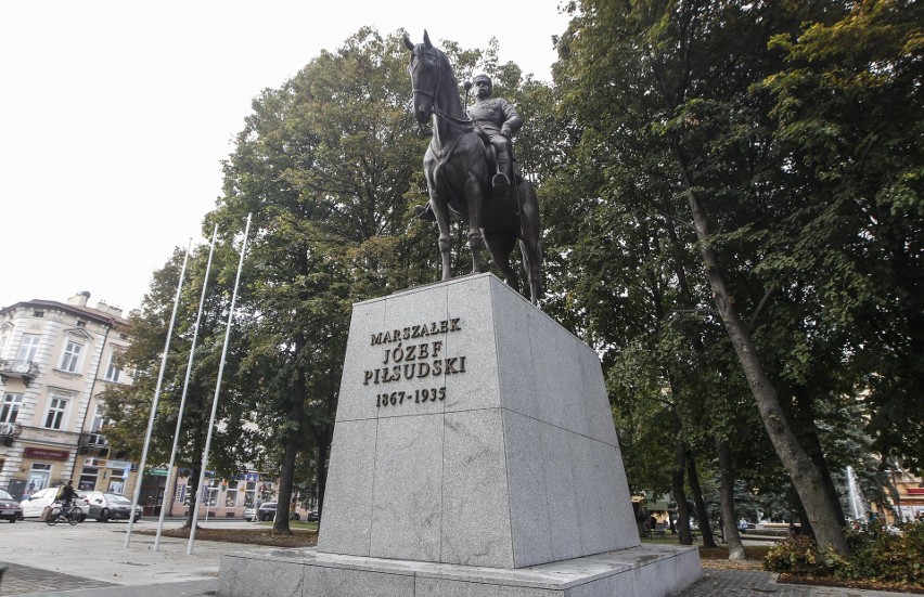 Pomnik marszałka Józefa Piłsudskiego stoi na pl. Wolności w...