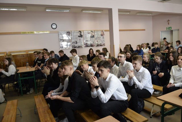 Młodzież z LO im. B. Prusa w Skierniewicach na debatę zaprosiła ekspertów. Na pytania odpowiadały prof. Dorota Konopacka oraz Kinga Nowak