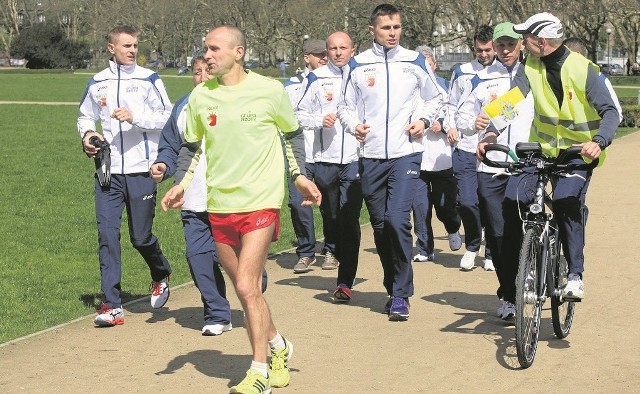 Tak było w 2014 roku. Pielgrzymi - biegacze odwiedzili Jasne Błonia w Szczecinie i złożyli kwiaty pod pomnikiem św. Jana Pawła II. W tym roku pielgrzymka pobiegnie po raz czwarty