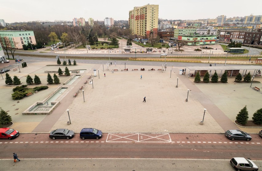 Puste ulice i plac Wolności w Dąbrowie Górniczej