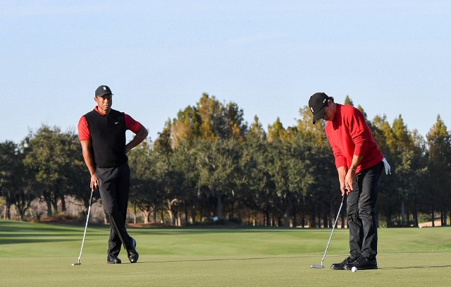 Tiger Woods chucha i dmucha na syna Charliego. Tu podczas finałowej rundy turnieju PNC Championship w Ritz-Carlton Golf Club w Orlando, gdzie grali razem