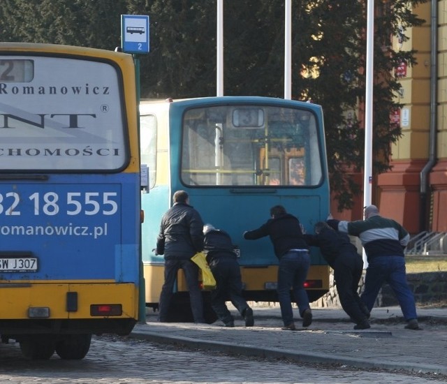 Pracownicy komunikacji mówią ironicznie, że część autobusów jakie jeżdżą po Świnoujściu nadaje się do muzeum komunikacji, a nie do obsługi linii.