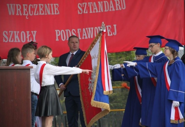 - Przyjmujemy ten sztandar jako symbol tradycji tej szkoły. Będziemy go czcić, szanować i nie splamimy jego honoru - obiecali uczniowie dobromierskiej szkoły, odbierając sztandar od dyrektora placówki Roberta Dzierzgwy.