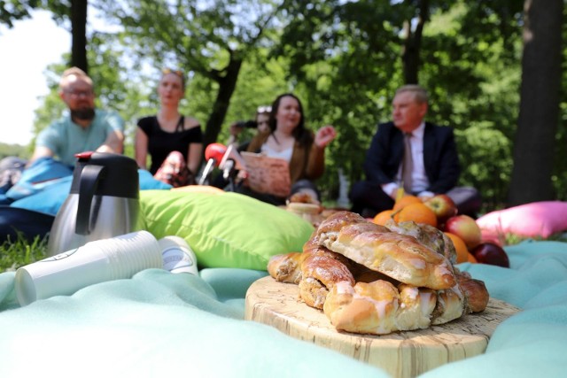 Będzie międzynarodowo. Park ozdobią wizerunki najsłynniejszych zabytków świata, między innymi piramidy, opera w Sydney  czy wieża Eiffla. Wśród pysznych dań inspirowanych odległymi zakątkami świata nie zabraknie czegoś dla wegan i bezglutenowców, będą orzeźwiające lemoniady, wspaniałe lody i świeże wypieki. Tegoroczne śniadanie mistrzów już w sobotę - od godz. 10 do 16 w ogrodach Pałacu Branickich.