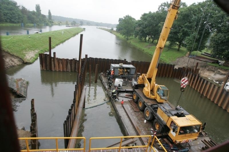 Wrocław: Olej hydrauliczny wyciekał przy śluzie Rędzin (ZDJĘCIA)