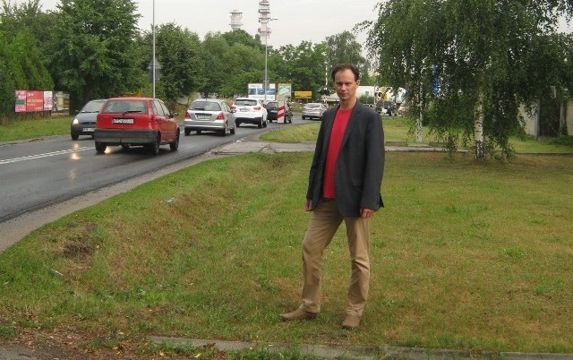 - Jest już projekt na budowę chodnika od przejazdu kolejowego do ul. Meteorytowej - mówi P. Matuszak