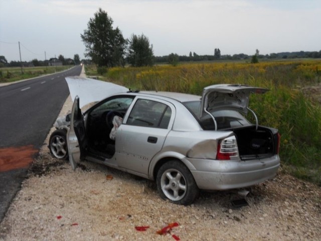 Opel astra uderzył w przepust. Kierowca został zabrany do szpitala.