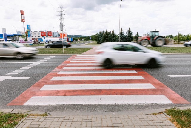 O ile wcześniejsza nowelizacja przepisów (wprowadzona 1 czerwca 2021 roku) normuje, że pieszy znajdujący się na przejściu dla pieszych ma pierwszeństwo przed pojazdem, to w przypadku przejścia sugerowanego zasada jest inna.