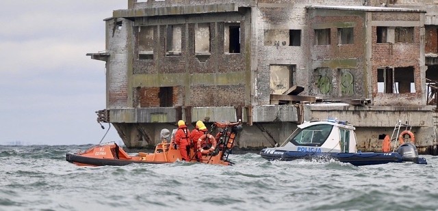 Trwa akcja ratunkowa w Gdyni. Wojsko, straż pożarna, SAR oraz policja poszukują jednego z dwóch płetwonurków, którzy pływali przy Torpedowni