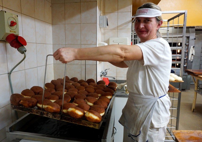 20 tysięcy pączków przygotowanych w jedną dobę? Okazuje się, że to możliwe - odwiedziliśmy lubelską cukiernię „Skierka” LSS Społem