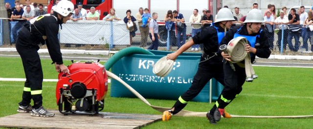 Strażacy walczyli o tytuły mistrzów powiatu kazimierskiego także w widowiskowych ćwiczeniach bojowych.