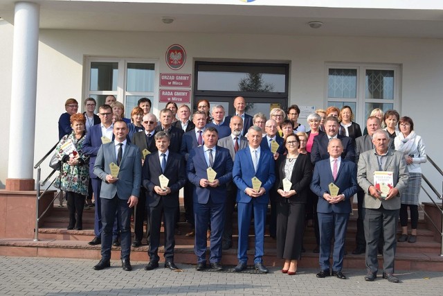Wspólne zdjęcie radnych, sołtysów, wyróżnionych pracowników Urzędu Gminy Mirzec oraz zaproszonych gości.