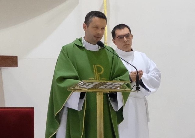 Ksiądz Daniel Wachowiak został przeniesiony z Poznania do parafii w małej wsi w Puszczy Noteckiej.