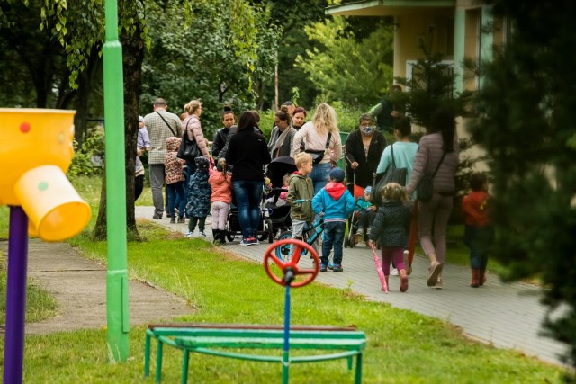 Tak w czwartek rano wyglądało przed jednym z bydgoskich przedszkoli publicznych. Rodzice z dziećmi musieli odczekać swoje