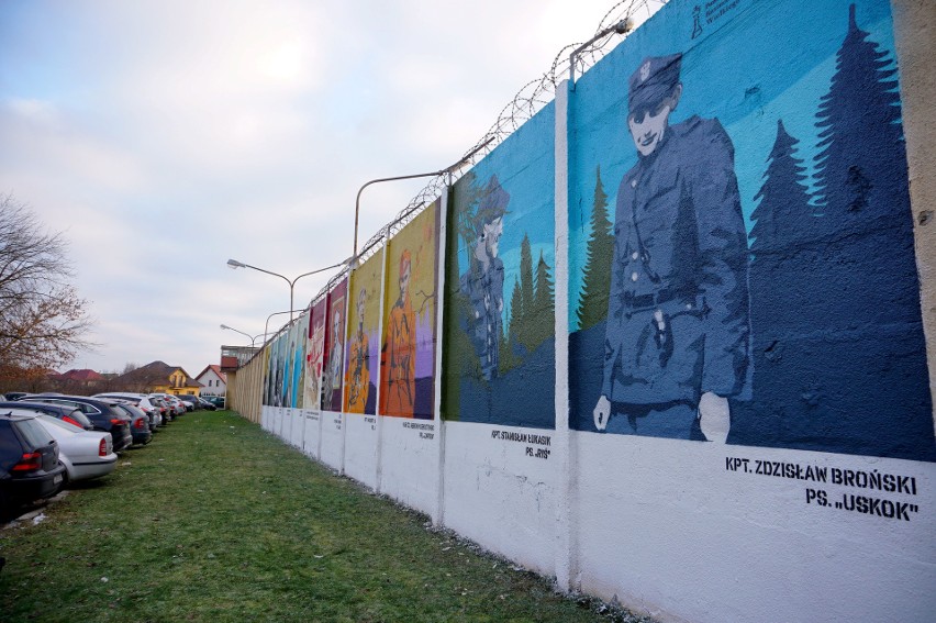 Mural na ścianie Aresztu Śledczego w Lublinie, a na nim Żołnierze Wyklęci. Zobacz galerię