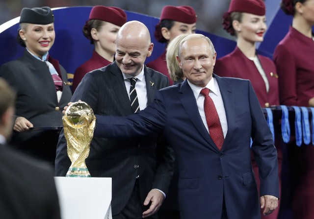 Gianni Infantino na razie stoi po stronie Władimira Putina