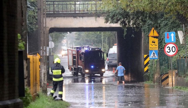 IMGW podniósł stopień alertu w naszym województwie z 1. na 2. ze względu na wysokie wartości opadów w czasie burz.