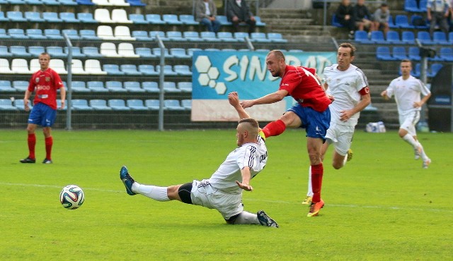 Janusz Gancarczyk (w czerwonej koszulce) zdobywa gola na 2-2.