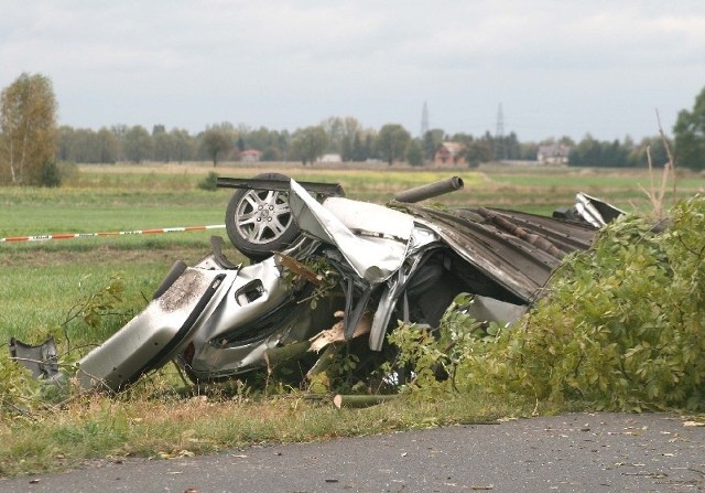 Tyle zostało z Volvo, którym podróżowało trzy osoby.