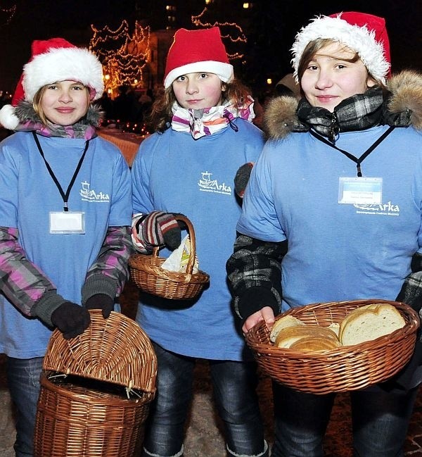 Chleb rozdawały wolontariuszki z „Arki”: Patrycja, Natalia i...