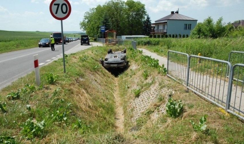 W Roźwienicy samochód dachował w przydrożnym rowie