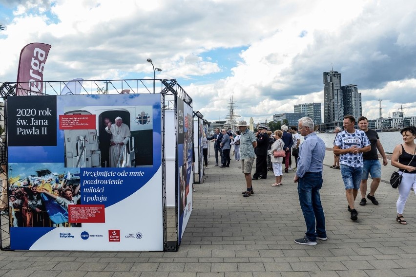 Wystawę otwarto na przedłużeniu skweru Kościuszki w Gdyni.