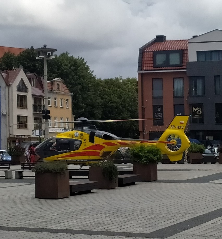 Wypadek w Lęborku 3.07.2021. 62-letnia kobieta wpadla pod samochód. Do szpitala w Gdańsku zabrał ją śmigłowiec LPR 