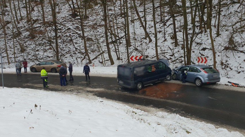 Poręba w gminie Leśnica. 4 samochody zderzyły się w dwóch wypadkach. Droga była zablokowana
