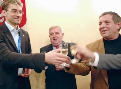 Lampką szampana stuknęli się wczoraj z Sebastianem Świderskim (pierwszy z lewej) prezydent Gorzowa Tadeusz Jędrzejczak (w środku) i pierwszy trener siatkarza Stanisław Kuryś