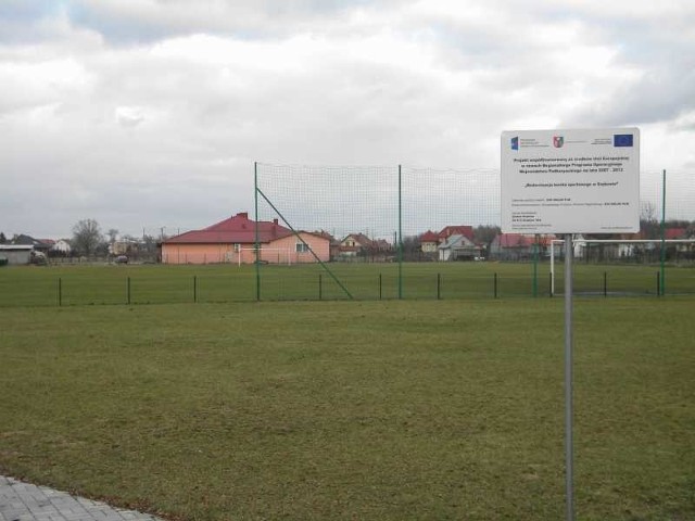 Boisko w Grębowie zostało oddane do użytku po przebudowie w 2008 roku i od tego czasu jego nawierzchnia nie nadaje się do trenowania.