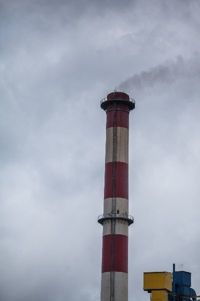 Czarny dym i pożar w elektrociepłowni EC-3 przy Pojezierskiej na Bałutach [NOWE FAKTY]
