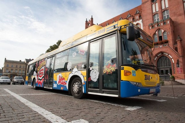 Autobus z logo Słupska, który zaprezentowano przed ratuszem, ma świadczyć o poparciu władz dla komunikacji publicznej.