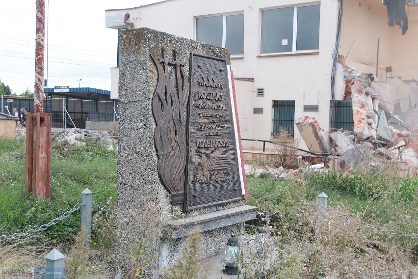 Tablicę upamiętniającą kolejarzy, która od 1975 roku stała...