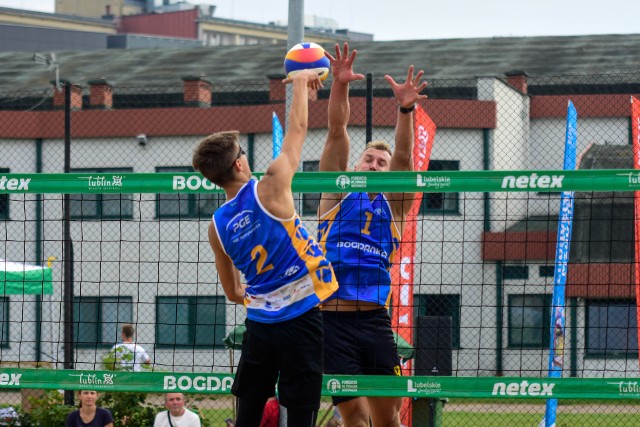 (Zmagania w finałowym turnieju 2. edycji Bogdanka Beach Volley Cup im. Tomasza Wójtowicza były niezwykle zacięte oraz emocjonujące)