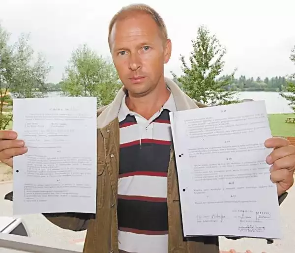 Jan Płonka przekonuje, że przekazał sieć do ZGKiM, a na dowód pokazuje kopie umowy.