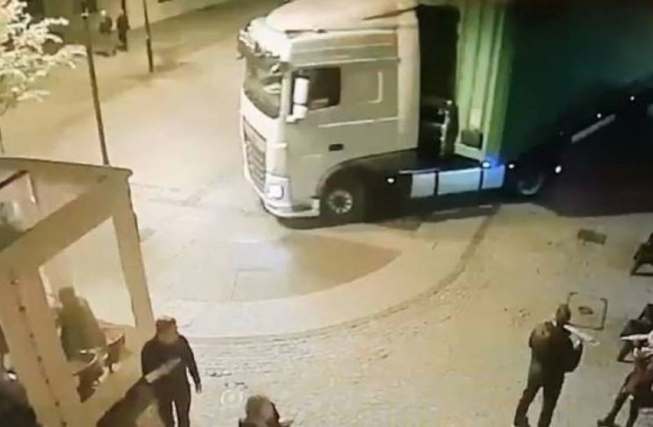 Ciężarówka Na Rynku W Gliwicach, Bo Kierowca Zaufał Nawigacji Gps Wideo + Zdjęcia | Dziennik Zachodni