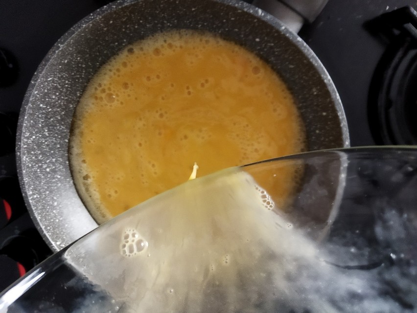 Gdy masło się roztopi, wlej jajka.