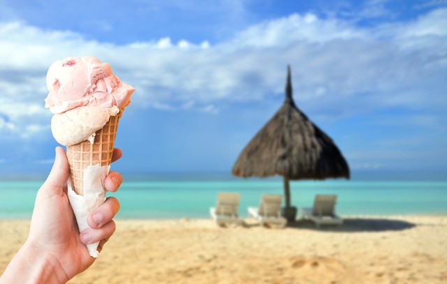 Letnie desery podczas wakacyjnych podróży to nie tylko lody! Zobacz, jakich deserów warto spróbować w różnych krajach świata.