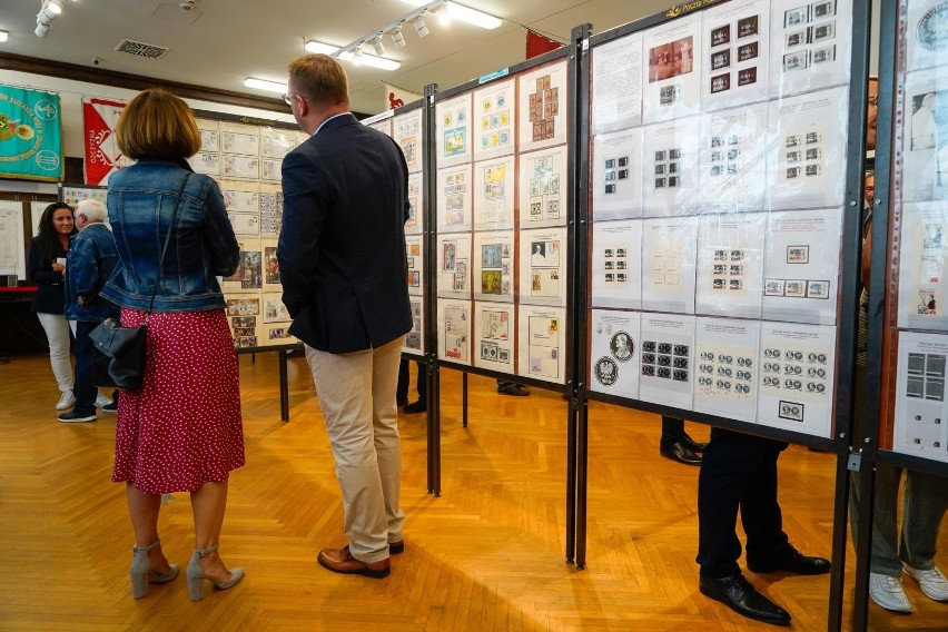 Wystawa znaczków poświęconych Janowi Pawłowi II w sali BHP. Są wśród nich „białe kruki” konspiracyjnej poczty „Solidarności”