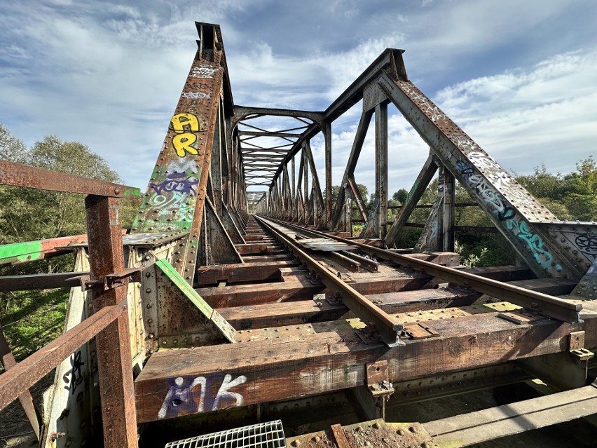 Most na rzece Dunajec w Nowym Sączu w trakcie rozbiórki