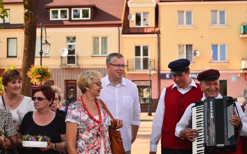 Uczestnicy przy wtórze śpiewu zaproszonego na tę okoliczność...