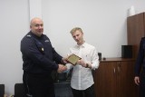 Powiat krakowski. 15-latek znalazł portfel i zaniósł na policję. Został nagrodzony przez komendanta powiatowego