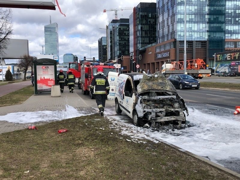 Pożar samochodu przy Castoramie w Gdańsku