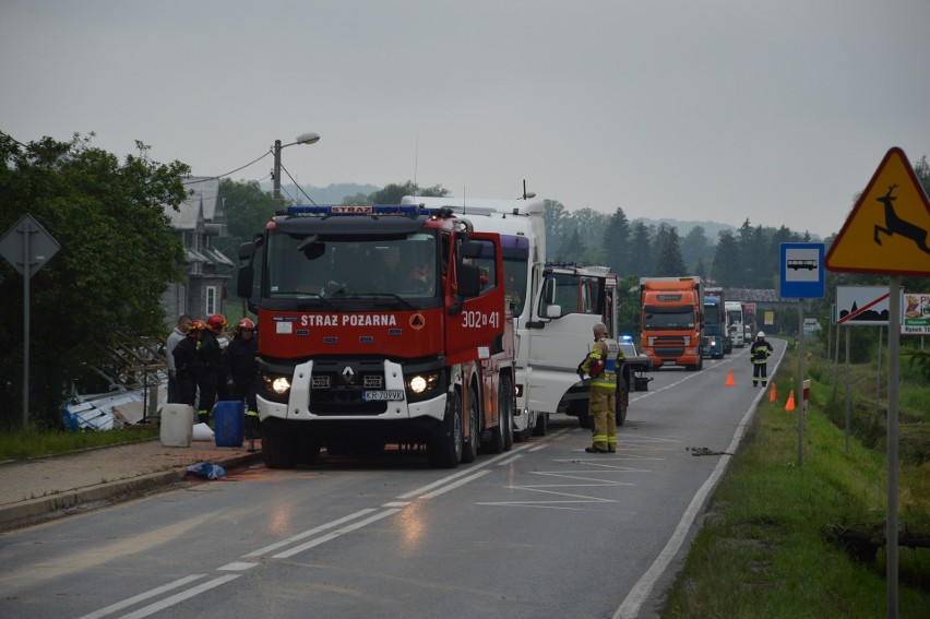 Wypadek w Proszowicach. Tir przewrócił się na jezdnię [ZDJĘCIA]