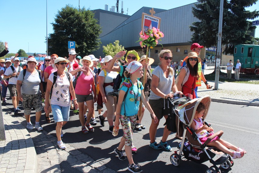 Chrzanów. Pielgrzymi w drodze na Jasną Górę. Przed nimi ostatnie 50 km  [ZDJĘCIA]