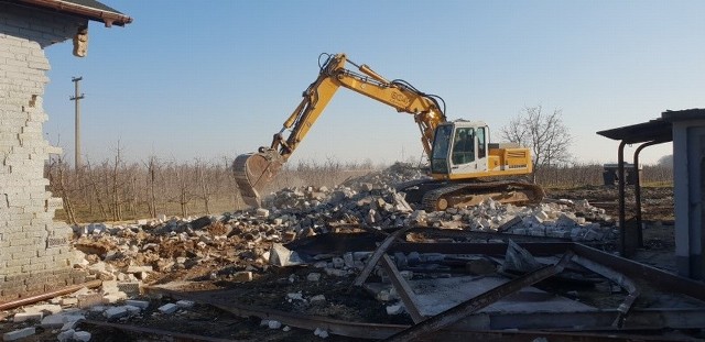 Rozpoczęło się już wyburzanie budynków w miejscach, gdzie przebiegać będzie trasa S-7 z Grójca do Warszawy.