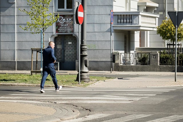 Rzecznik Praw Obywatelskich i organizacje społeczne chcą, aby w Polsce obowiązywał nakaz ustępowania pierwszeństwa pieszym już w momencie, gdy chcą przejść przez pasy na jezdni.