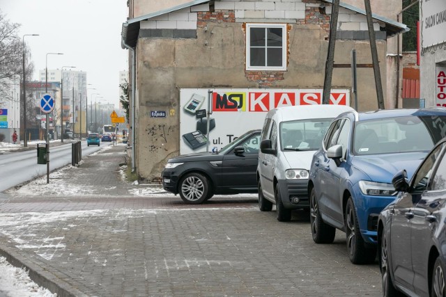 Kierowcy skarżą się, że przez parkujące na chodniku samochody trudno bezpiecznie z ul. Kcyńskiej włączyć się do ruchu w Piękną