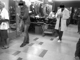 Szpital DSK jak bazar. Zobacz jakie zakupy można zrobić w szpitalnym holu.